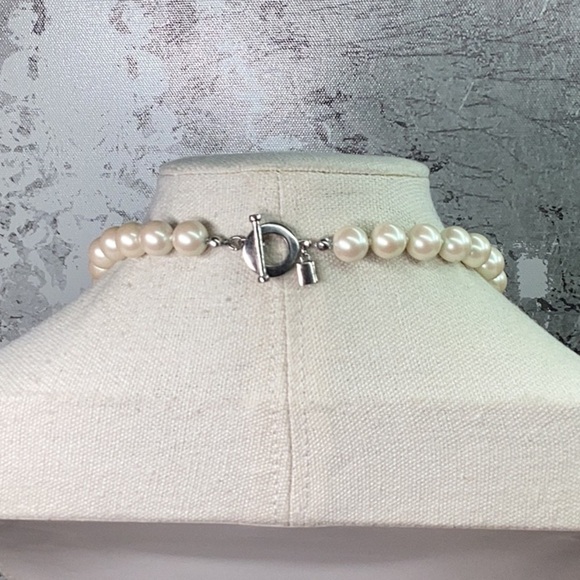 Cream Faux Pearl Necklace with Gold Crystal Brooch - Picture 3 of 4